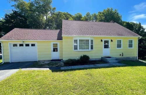 West Mystic Maison | Mystic Pet Friendly Retreat -Easy walk to Downtown