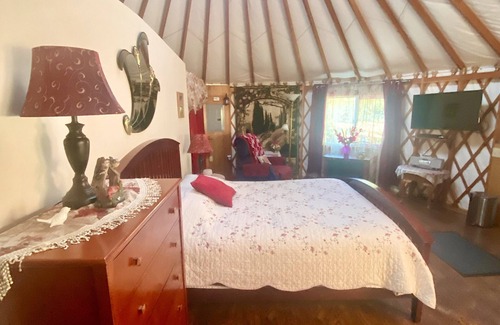 Veneta Lit Et Petit-Déjeuner | "Mystical Rose" est un thème Yurt dans le cadre d'un lit d'origine Yurtel et petit-déjeuner
