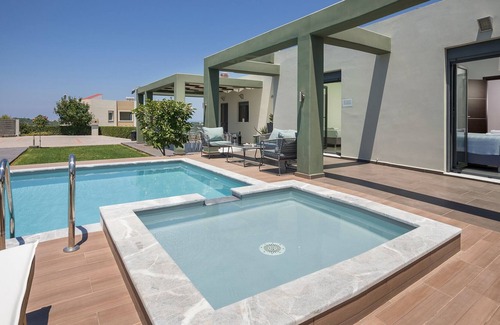 Potistiria Villa | Mythic Olive - Villa privée lumineuse, piscine chauffée