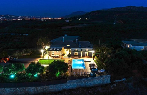 Potistiria Villa | Mythic Olive Villa-Piscine chauffée privée-Extérieurs incroyables!
