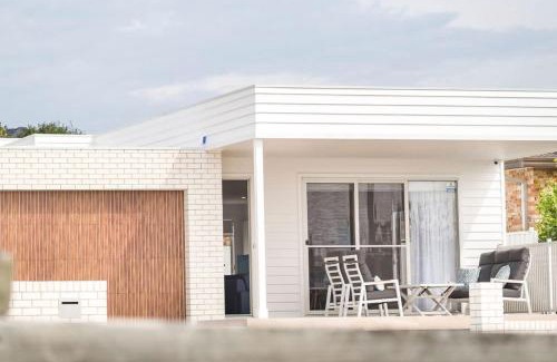 Vincentia Maison | Myuna - beachfront pet-friendly coastal escape