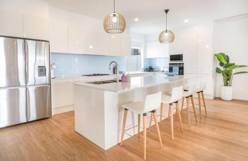 Vincentia Maison | Myuna - beachfront pet-friendly coastal escape