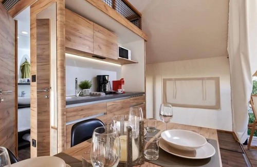 Zutendaal Cabine | Glamping tent for 4 persons and an upper floor
