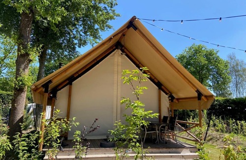 Otterlo Cabine | Glamping tent with living room, kitchen and sanitary facilities