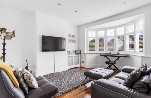 Enfield Maison | "Exquisite 4/5 Bedroom Modern Marvel 5 minute walk to Enfield Town station