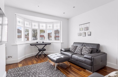 Enfield Maison | "Exquisite 4/5 Bedroom Modern Marvel 5 minute walk to Enfield Town station