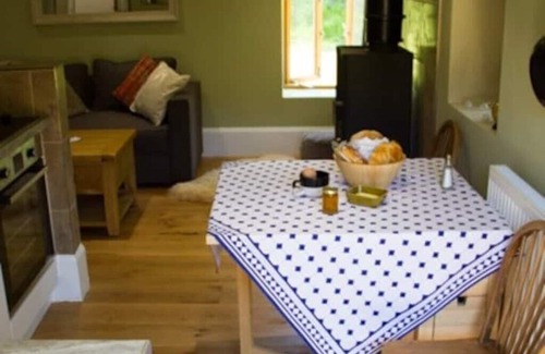 Usk Cottage | 3-4 bed Barn, open living space , pet friendly, rural, with easy access from M4