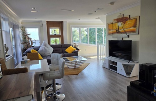 Knight Maison | 7KM-15Min from D/T Private 1000SF Top Floor Suite The Birdsnest Welcomes U