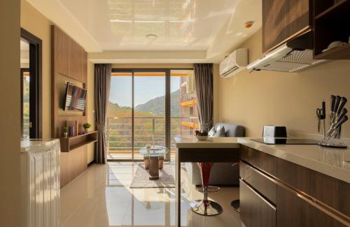Nai Harn Appartement | NaiHarn Sea Condo by Holy Cow, 1-BR, mountain view