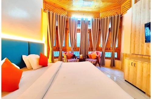 Nainital Hôtel | NAINITAL HOTEL A LUXURIOUS RESORT'S PRANAV! INN - Free Parking & Wi-fi - Restaurant & Room Service - Spacious & Comfortable Rooms With Hill View Available -Near Bhowali Road - Best Hotel In Nainital
