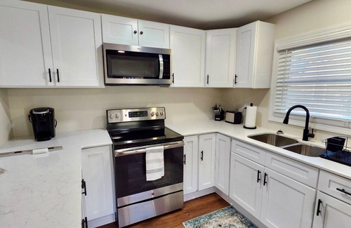 Talladega Maison | Nalida's Retreat - Cozy 3 Bedroom 2 Bath w/ Modern Comforts