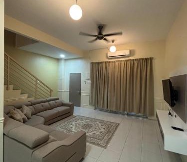 Perak Tengah District Maison | Nameera Stay Bandar Universiti Seri Iskandar