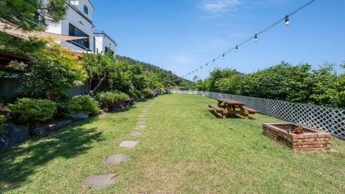 Tanghang-ri Maison | Namhae Ryu&Lee Pet Pension