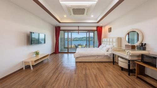 Tanghang-ri Maison | Namhae Ryu&Lee Pet Pension
