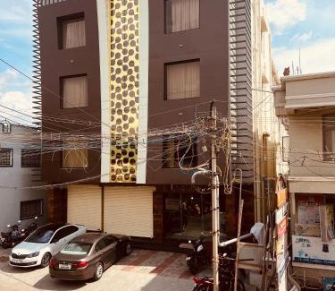 Udumalaipettai Hôtel | Nandha Grande