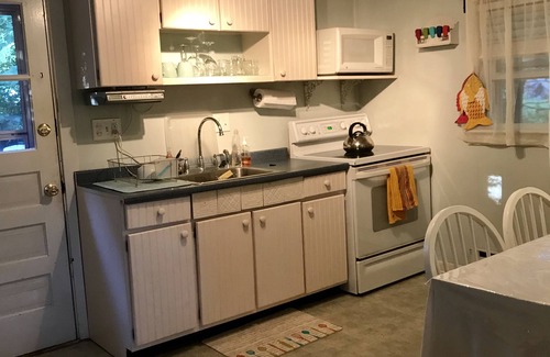 Saunderstown Maison | Narragansett Lake Cottage Right Next to Bonet Shores.