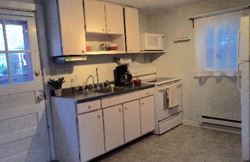 Saunderstown Maison | Narragansett Lake Cottage Right Next to Bonet Shores.