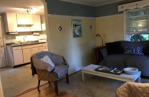 Saunderstown Maison | Narragansett Lake Cottage Right Next to Bonet Shores.