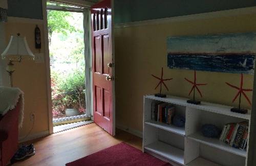 Saunderstown Maison | Narragansett Lake Cottage Right Next to Bonet Shores.