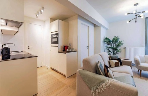 Plasky Appartement | NATO&EU 1BR Aprt- Free Luggage Room