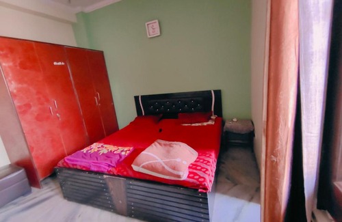 Azadpur Maison | Natural Light Comfortable Room Friendly Home Stay