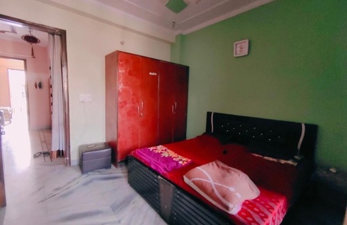 Azadpur Maison | Natural Light Comfortable Room Friendly Home Stay