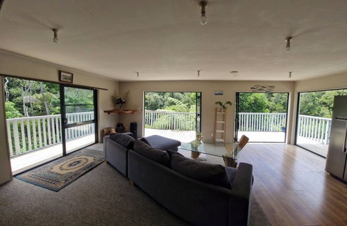 Amodeo Bay Maison | Nature at its very best park like lawn, stuning stream, fire pit pet friendly!