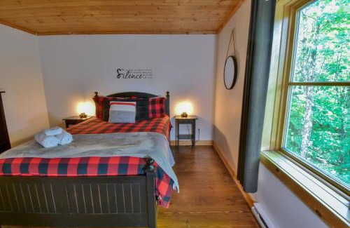 St-Adolphe-d'Howard Maison | Nature retreat with HOT TUB and lake access & watercraft