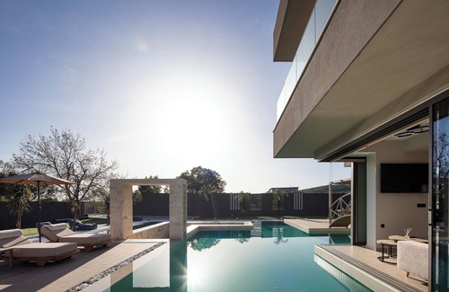 Georgioupolis Villa | Nature Retreat amidst Mountains & Lake