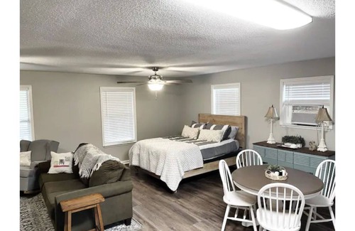 Clinton Cottage | Nature's Little Cottage Away From Home