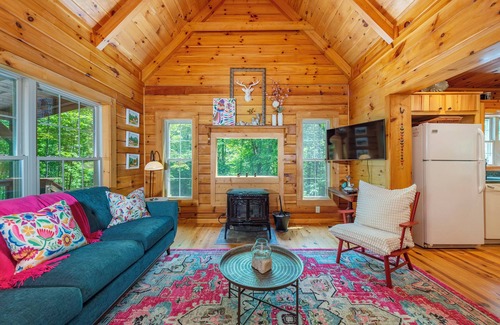 Old Fort Cabine | Nature's Nook Cabin | Fire Pit, Pet Friendly & Community Waterfall!