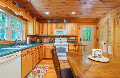 Old Fort Cabine | Nature's Nook Cabin | Fire Pit, Pet Friendly & Community Waterfall!