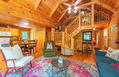 Old Fort Cabine | Nature's Nook Cabin | Fire Pit, Pet Friendly & Community Waterfall!