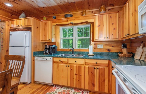 Old Fort Cabine | Nature's Nook Cabin | Fire Pit, Pet Friendly & Community Waterfall!