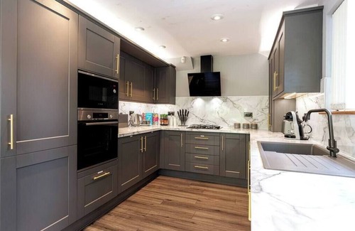 Canvey Island Maison | Nature's Serenade:3BR Classic Home-Jacuzzi and Sauna