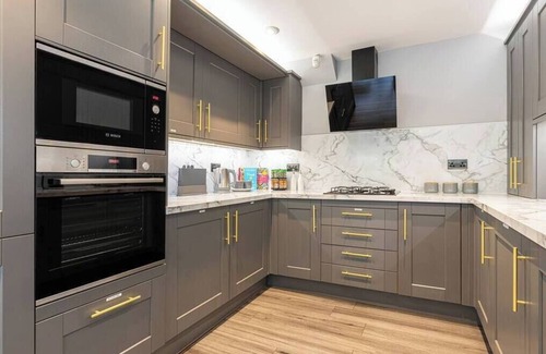 Canvey Island Maison | Nature's Serenade:3BR Classic Home-Jacuzzi and Sauna