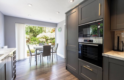 Canvey Island Maison | Nature's Serenade:3BR Classic Home-Jacuzzi & Sauna