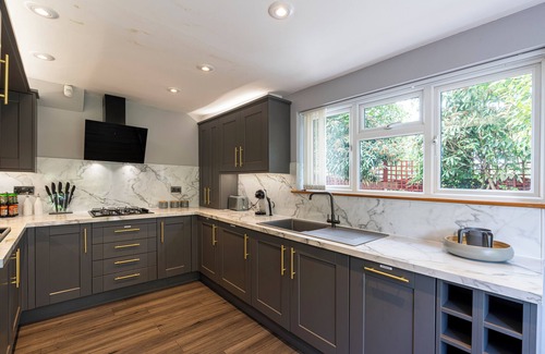 Canvey Island Maison | Nature's Serenade:3BR Classic Home-Jacuzzi & Sauna
