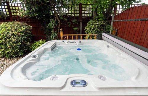 Canvey Island Maison | Nature's Serenade:3BR Classic Home-Jacuzzi & Sauna