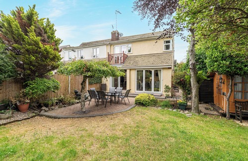 Canvey Island Maison | Nature's Serenade:3BR Classic Home-Jacuzzi & Sauna