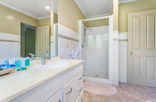 Manurewa Maison | Nature Serenity Getaway with pool, deck & gardens