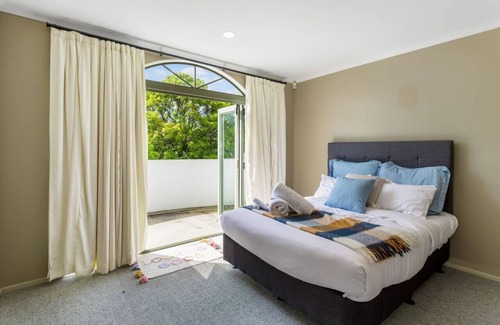 Manurewa Maison | Nature Serenity Getaway with pool, deck & gardens