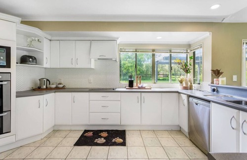 Manurewa Maison | Nature Serenity Getaway with pool, deck & gardens