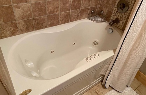 Cedar Hill Maison | Natureview Hideaway Deluxe Apt in Cashiers