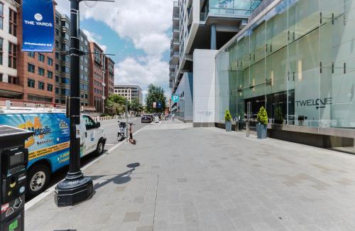 Navy Yard Appartement | Navy Yard 1BR w Gym WD steps from Nats Park WDC-325