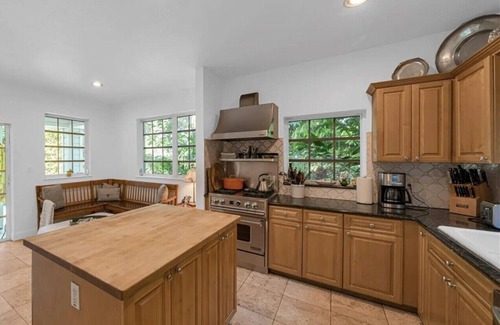 Northeast Coconut Grove Maison | NE Coconut Grove pool home, family & pet friendly, huge yard, & guest house.