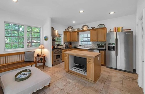 Northeast Coconut Grove Maison | NE Coconut Grove pool home, family & pet friendly, huge yard, & guest house.