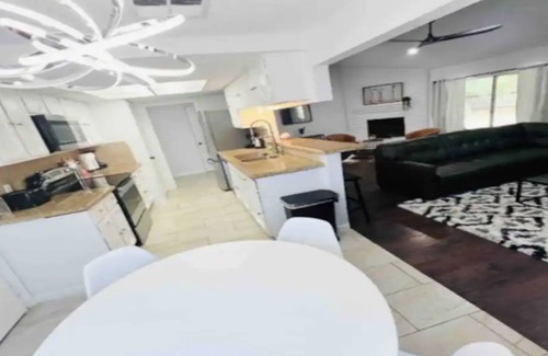 Barker Maison | Near Airport 8beds,Pool table, Parking, Backyard, Wi-FI