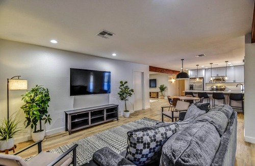 Evergreen Maison | ☆ Piscine ☆ Foyer, Lumières de bistrot ☆ Cour arrière ☆ Grill ☆ Câble