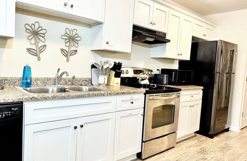 Lincolnton Appartement | Near Atrium & town, King/Queen/Pullout, NO stairs